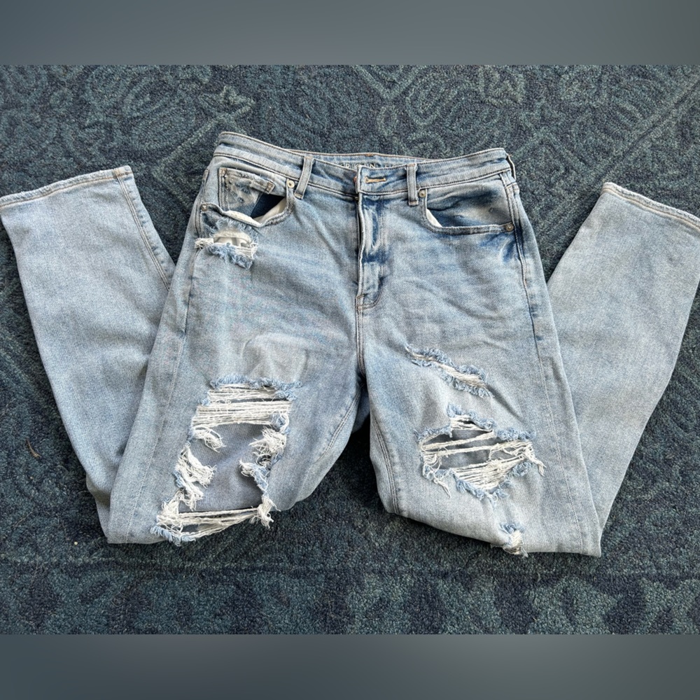 Light wash ripped denim jeans